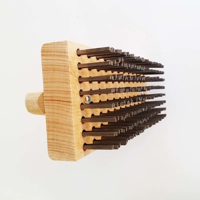 Enlevez la brosse en bois d'éraflure de bloc de rouille avec les poils en acier plats