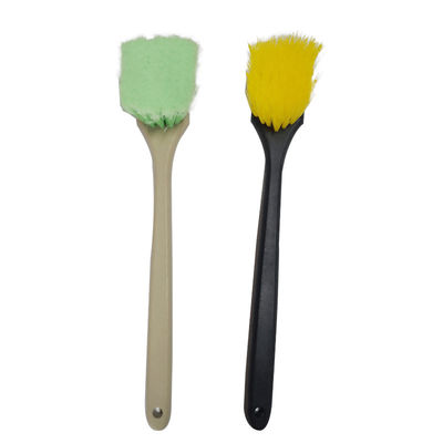 Une poignée longue et une brosse à brosses douce détaillant le nettoyage automatique