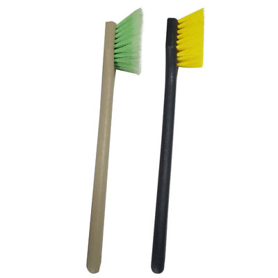 Une poignée longue et une brosse à brosses douce détaillant le nettoyage automatique