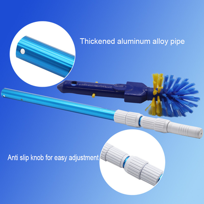 Une brosse propre en plastique à poignée longue de haute qualité pour piscine